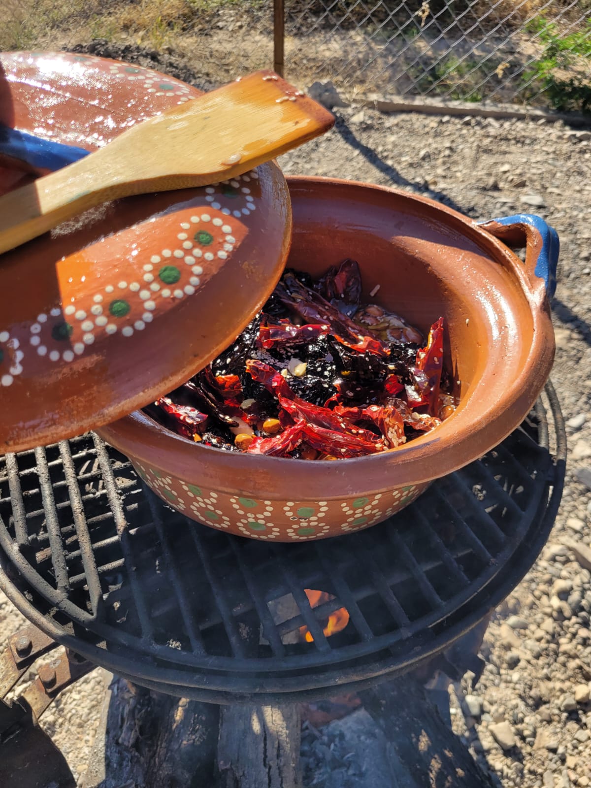 Selección de chiles secos y semillas, paso 1 del proceso tradicional de salsa macha
