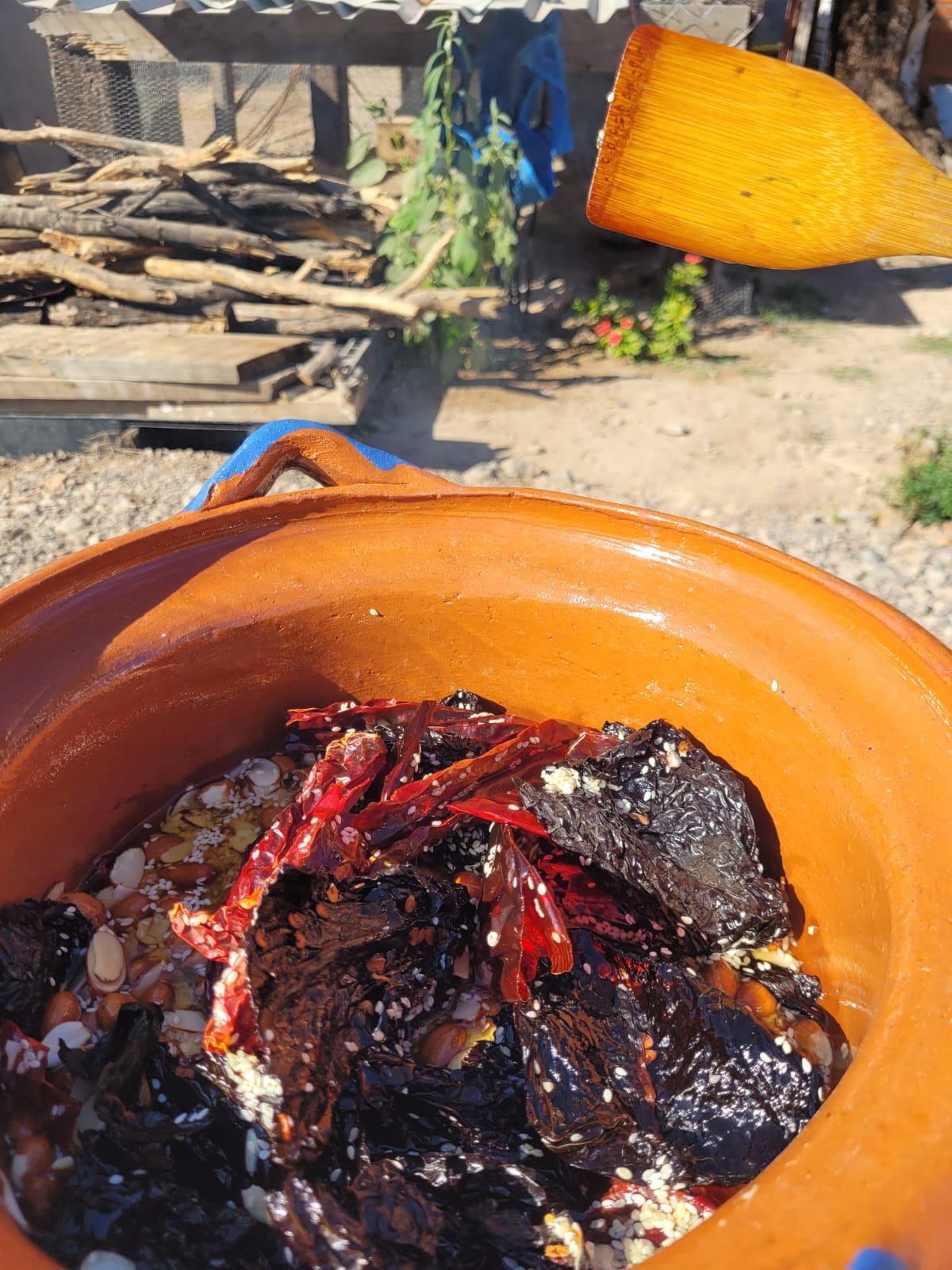 Muestra de la textura crujiente de la salsa macha con cacahuate