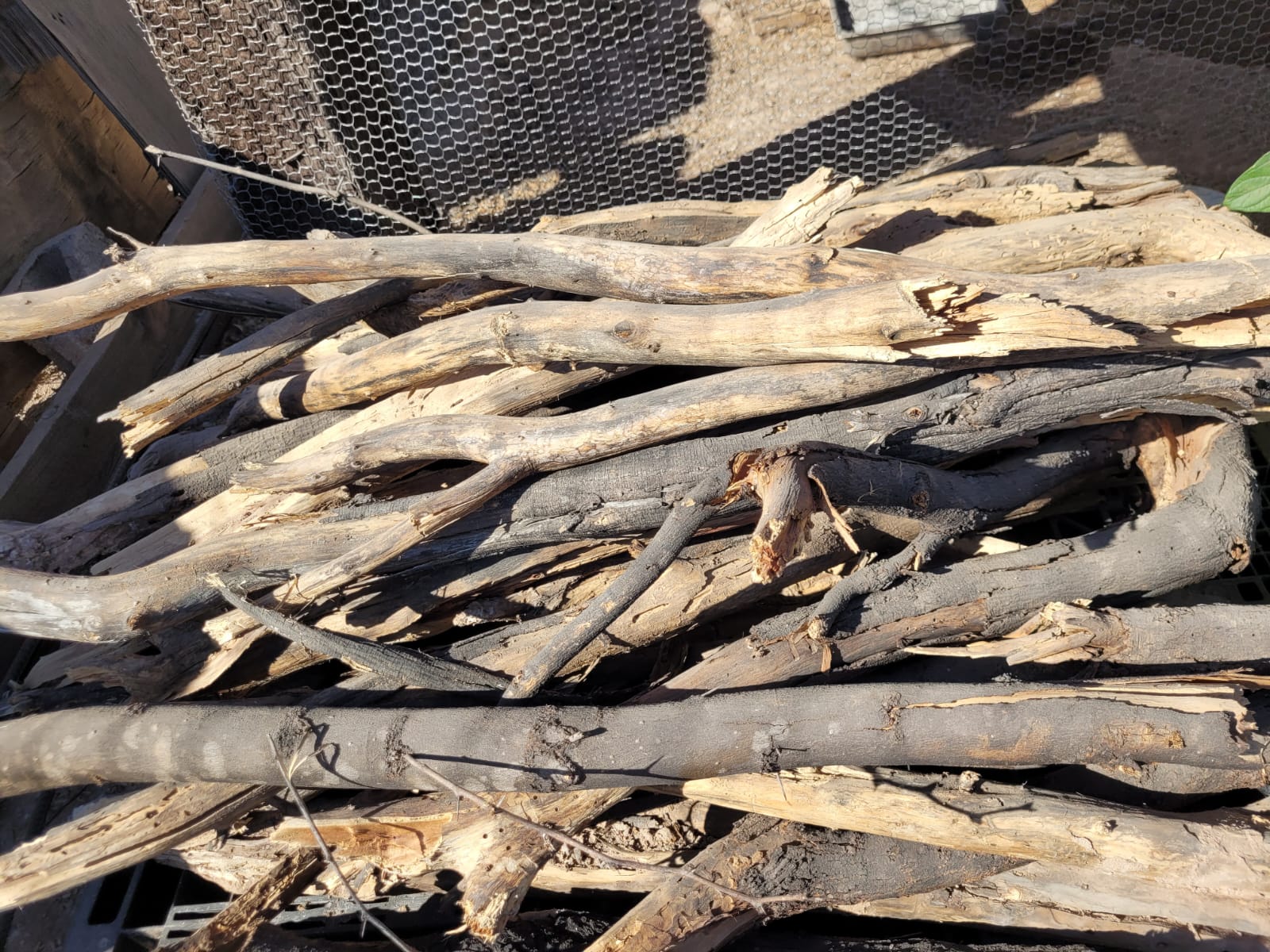 Tostado artesanal de cacahuates y ajonjolí para la salsa macha