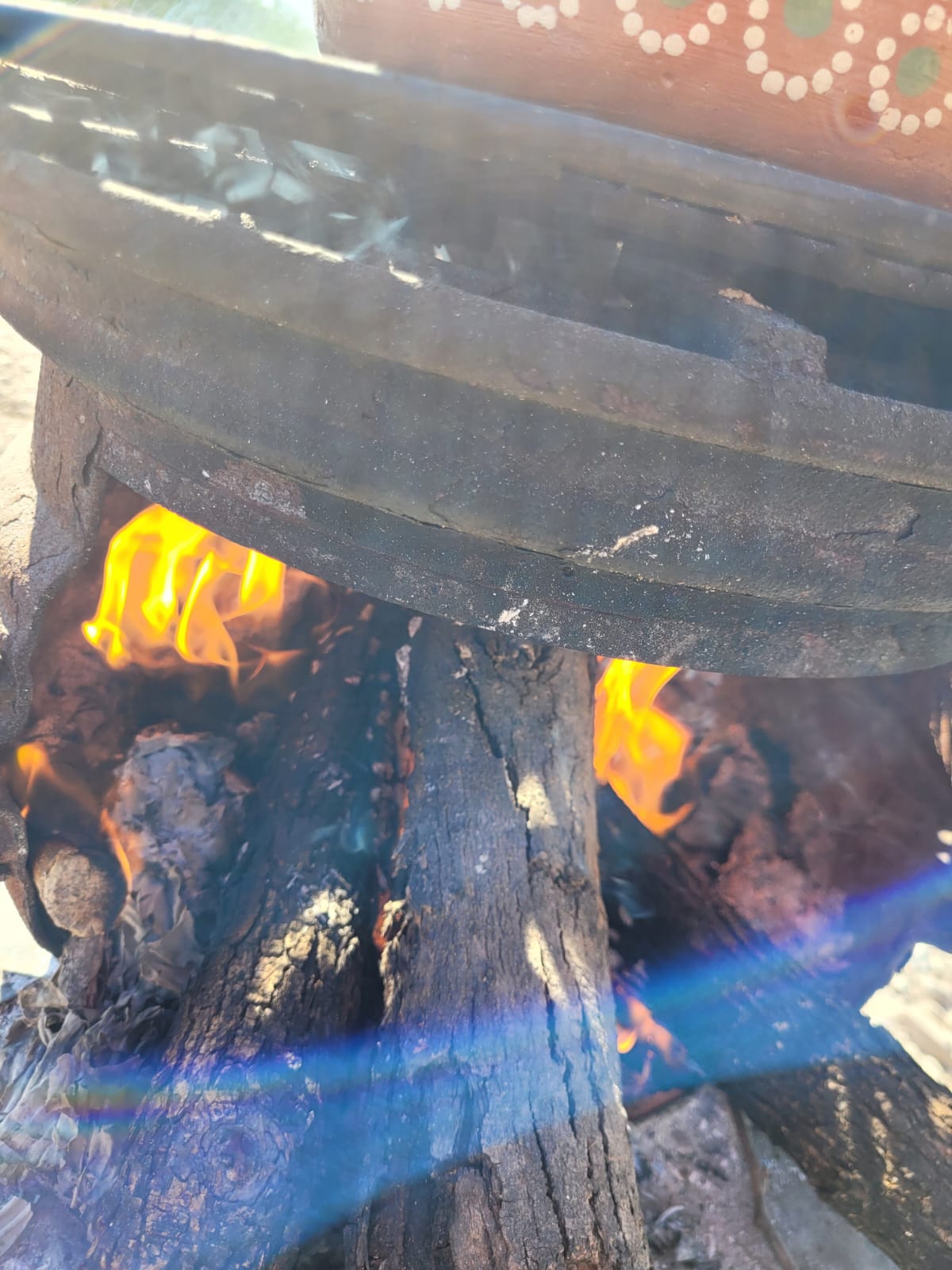 Mezclado a mano de todos los ingredientes en la olla