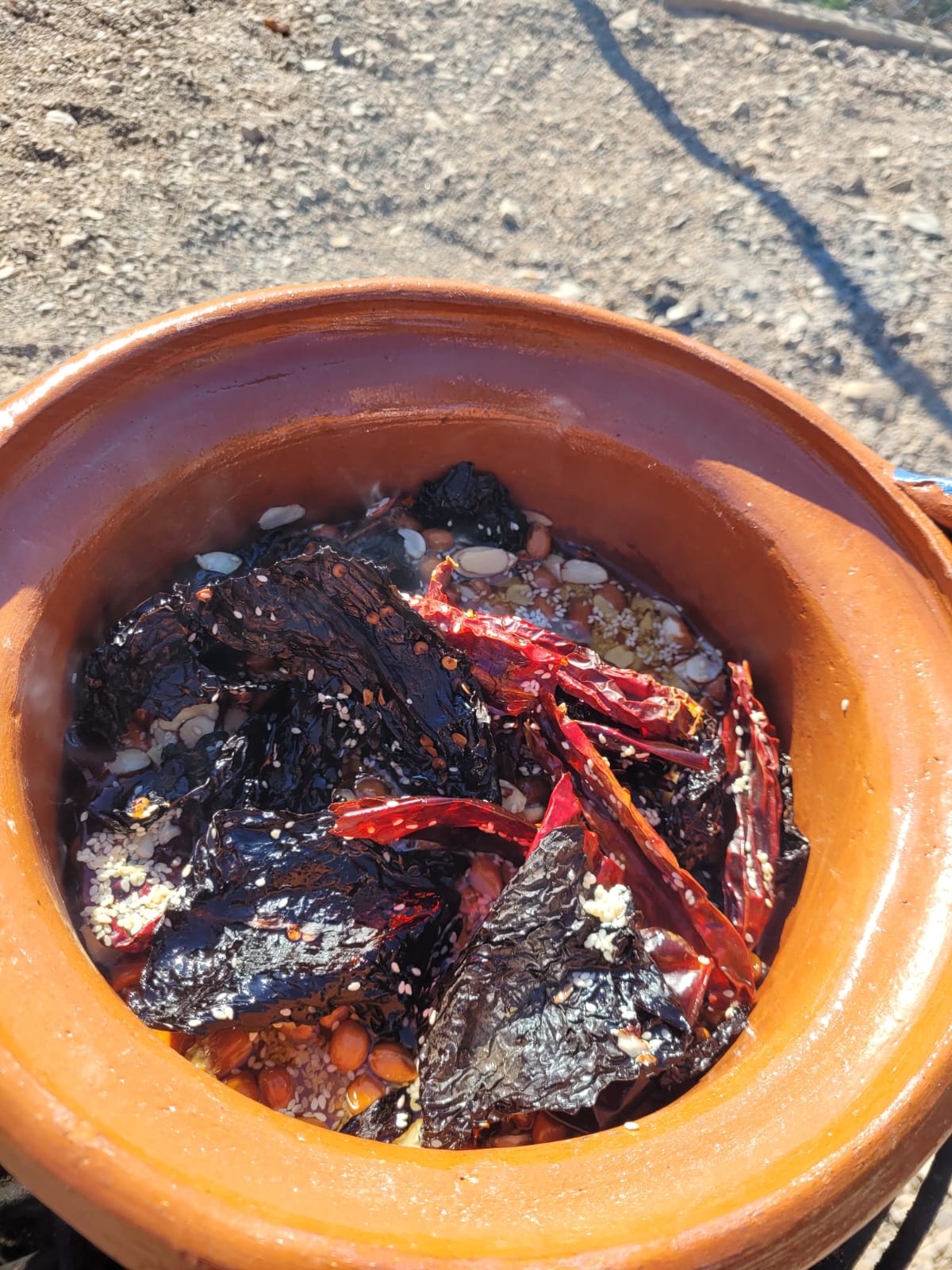 Etiquetado de los frascos a mano, cuidado artesanal